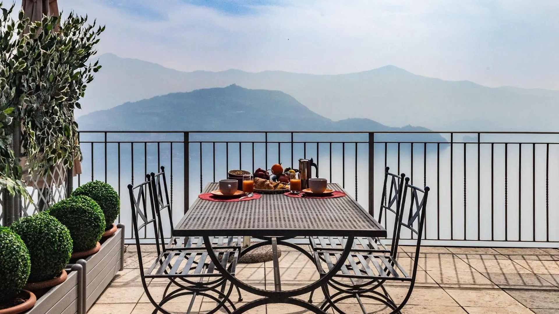 Dante With Spacious Balcony And Lake View Parzanica